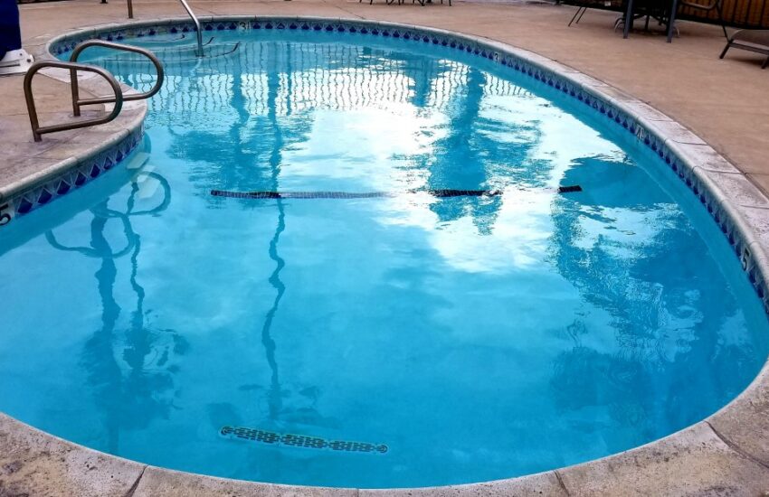 margelle de piscine en travertin pour une élégance
