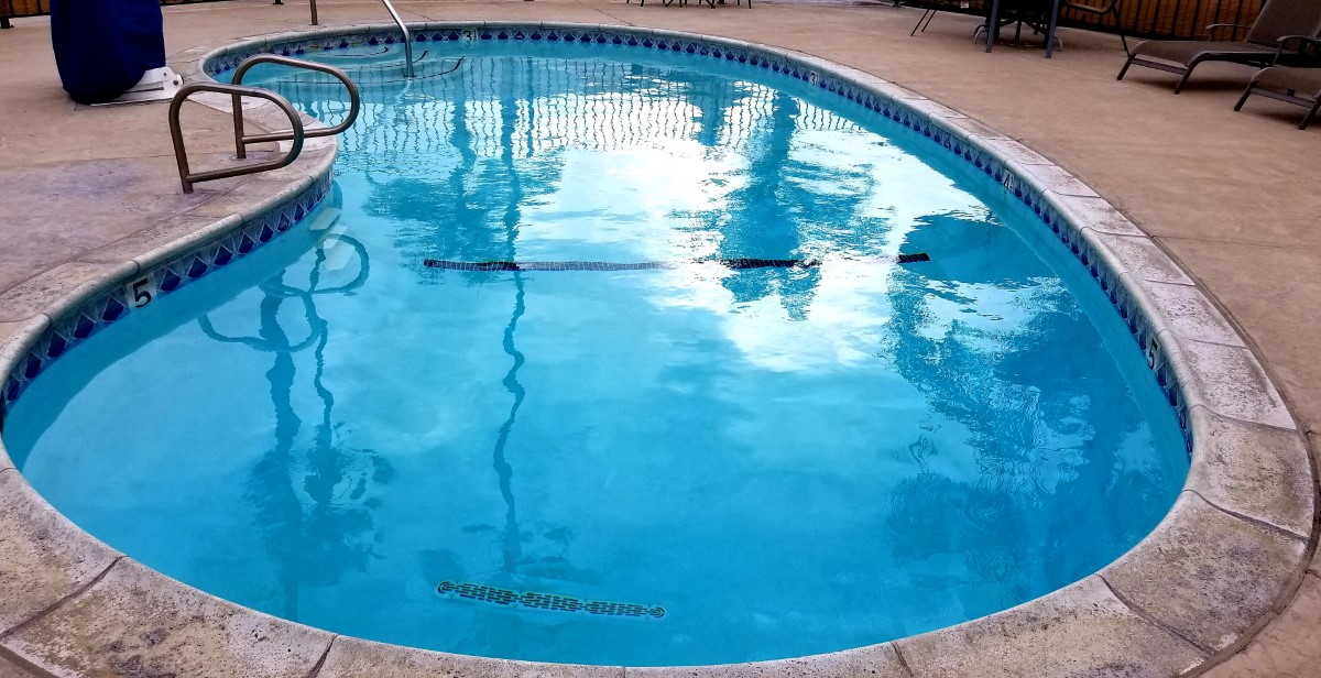 margelle de piscine en travertin pour une élégance