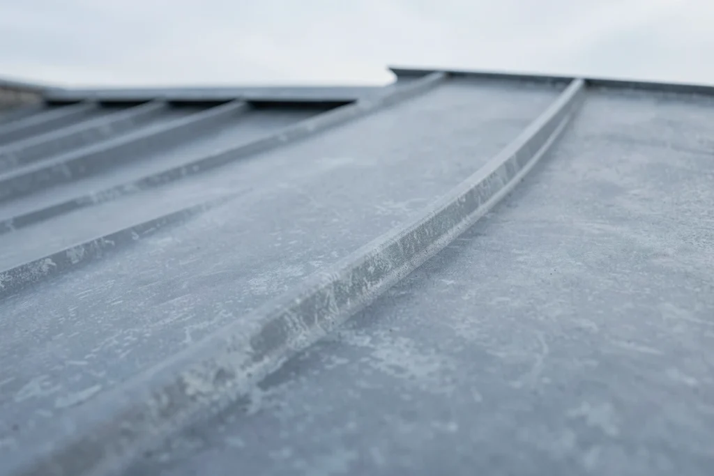 Détail des joints debout et texture de surface d'un bac acier imitation zinc sur une toiture